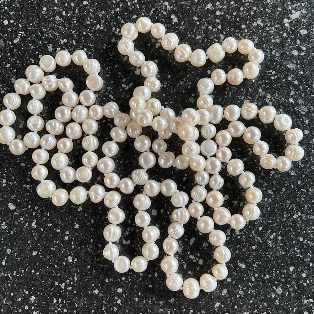 Cultured white pearls